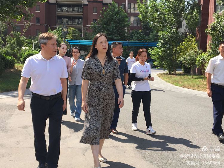 槐荫区副���长朱军,区发改局副局长赵鹏深入梦世界社区督导文明城市