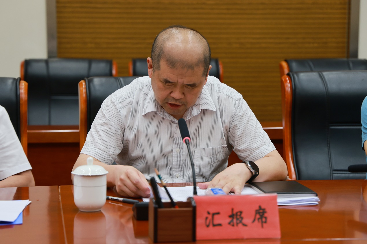 男人坐在桌子前 描述已自动生成