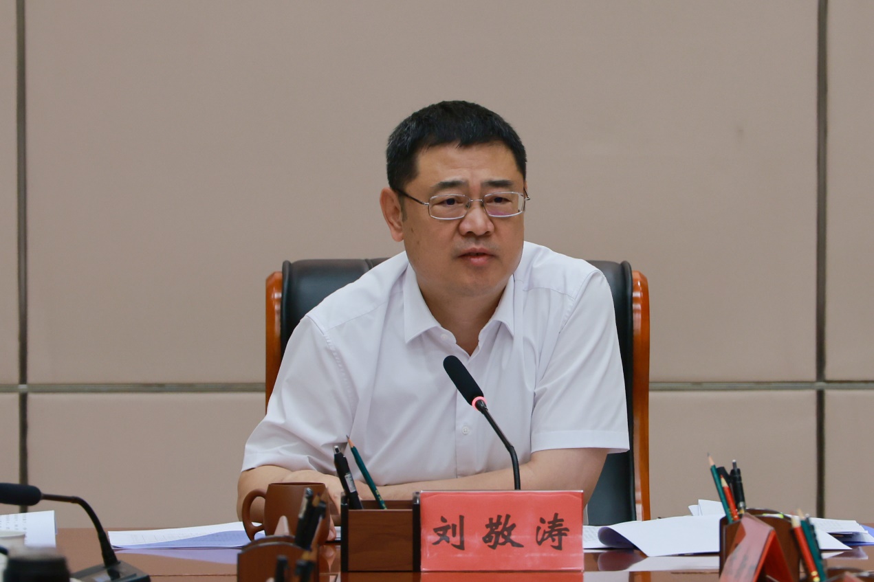 桌子前坐着的男人 中度可信度描述已自动生成