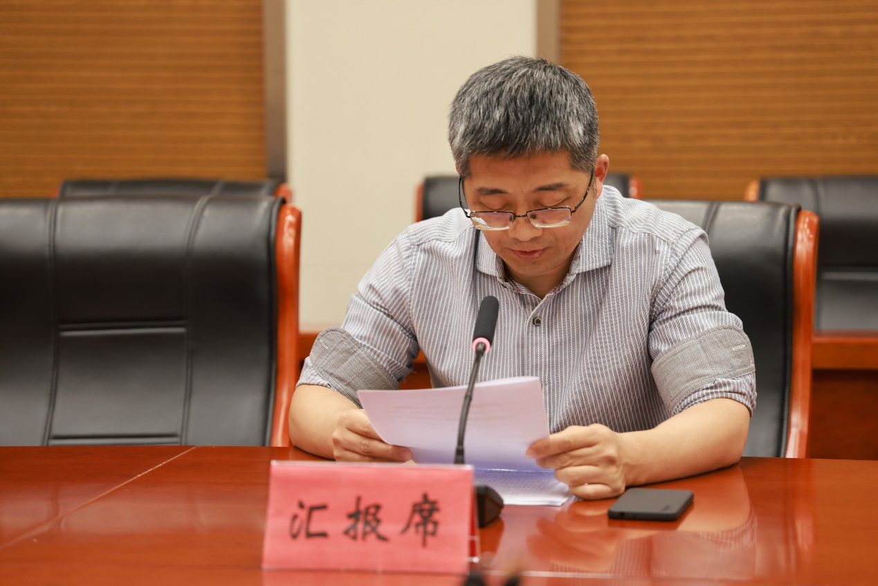桌子前坐着男孩 低可信度描述已自动生成
